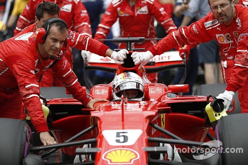 Sebastian Vettel, Ferrari, es llevado a la parrilla