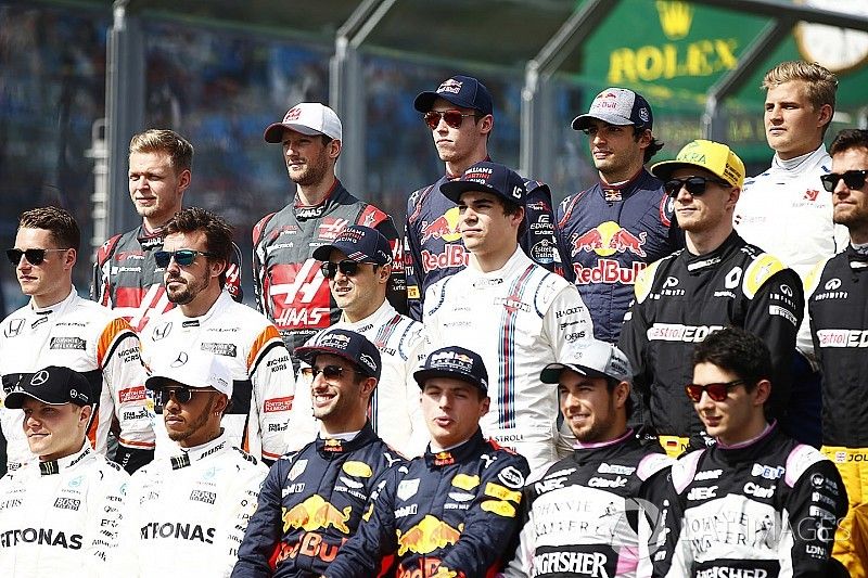 Foto de grupo de pilotos 2017: Valtteri Bottas, Mercedes AMG, Lewis Hamilton, Mercedes AMG, Daniel R
