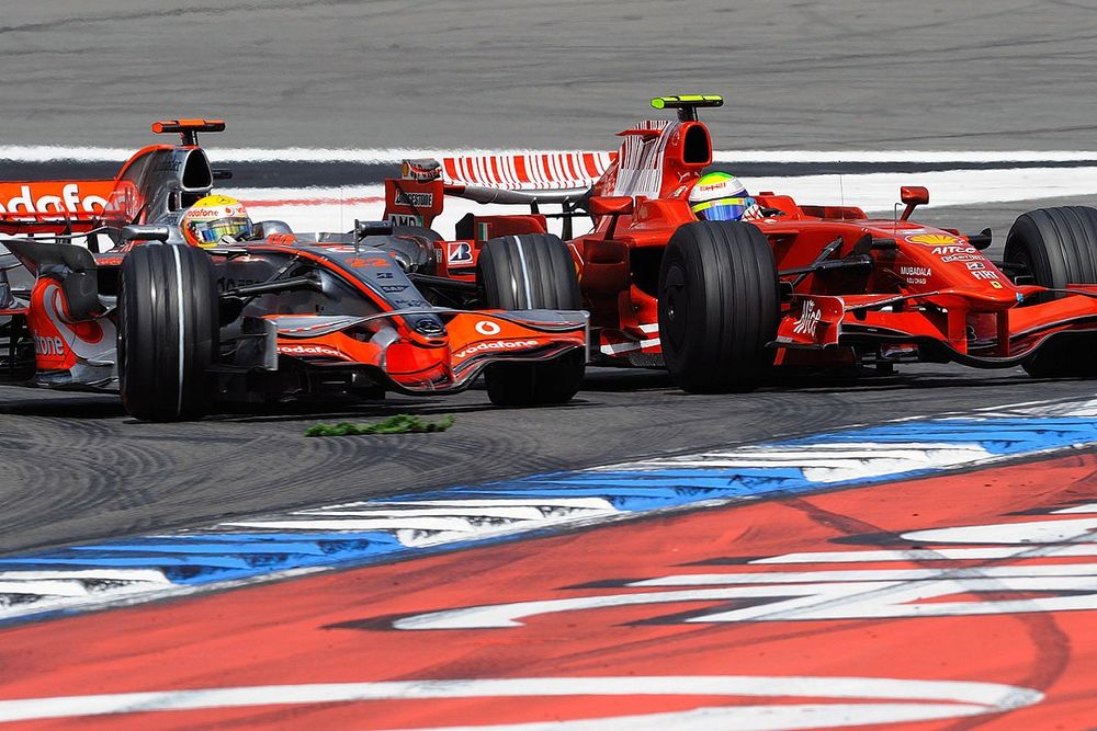 Lewis Hamilton, McLaren MP4-23 Mercedes, pasa a Felipe Massa, Ferrari F2008