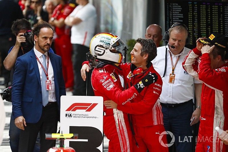 Sebastian Vettel, Ferrari, con I&ntilde;aki Rueda, estratega de Ferrari