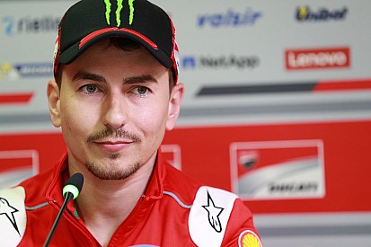 Lorenzo: "Rossi gedraagt zich als een klein kind, maar Marquez ook fout"