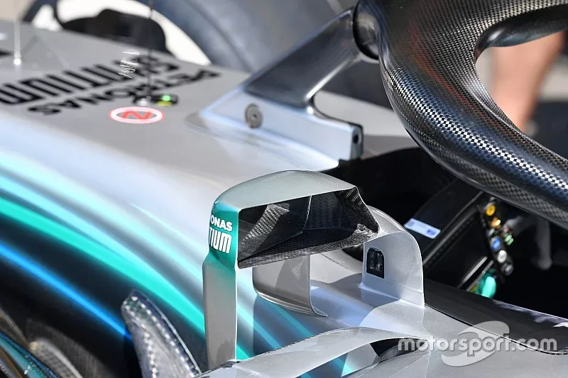 R&eacute;troviseur de la Mercedes-AMG F1 W09 