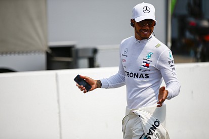 Hamilton nyerte a drámai Német Nagydíjat: Vettel az élről esett ki