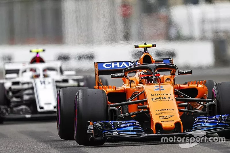 Stoffel Vandoorne, McLaren MCL33 Renault y Charles Leclerc, Sauber C37 Ferrari