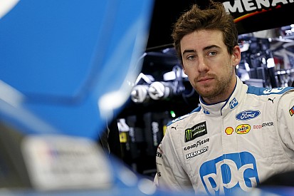 Penske lidera la primera práctica y Suárez en 16