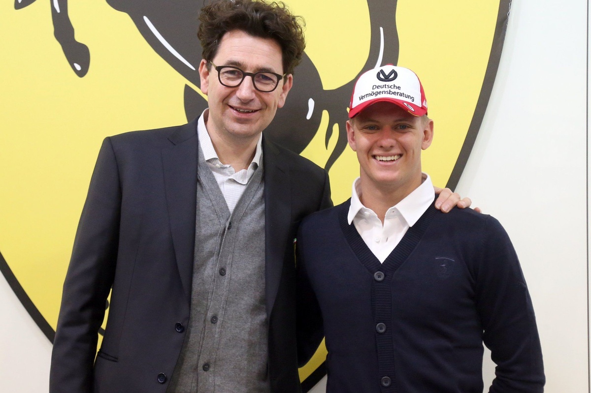 Mattia Binotto con Mick Schumacher: la Ferrari accoglie il figlio del Kaiser