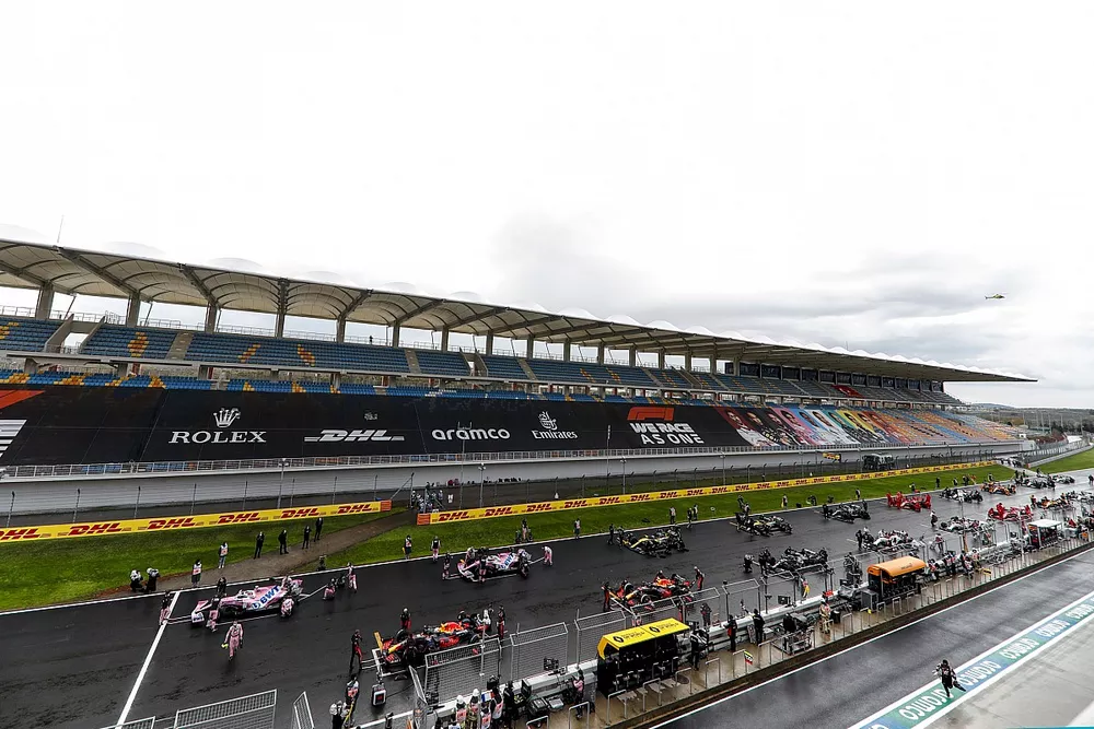 Parrilla de salida con Lance Stroll, Racing Point RP20. Max Verstappen, Red Bull Racing RB16 y Sergio P&eacute;rez, Racing Point RP20 
