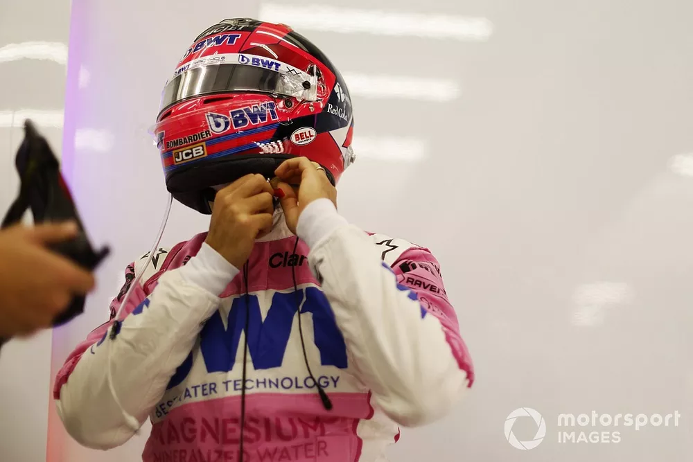Sergio P&eacute;rez, de Racing Point, ajusta su casco de protecci&oacute;n