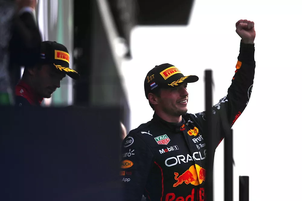 Le vainqueur Max Verstappen, Red Bull Racing, fête sur le podium