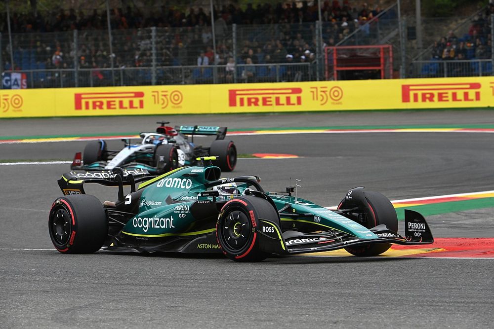 Sebastian Vettel, Aston Martin AMR22, George Russell, Mercedes W13