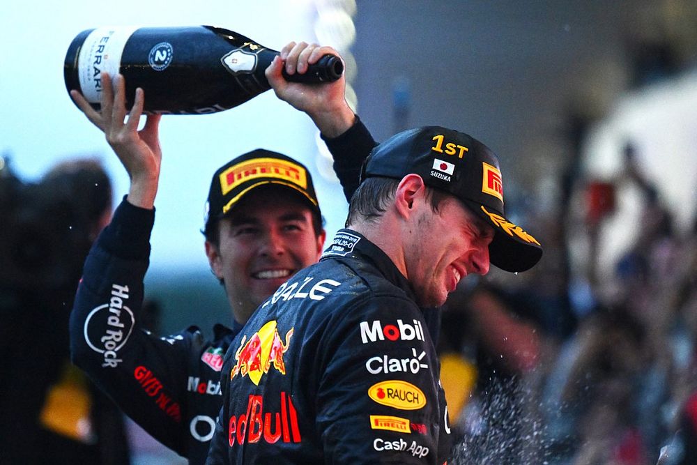 Podio: ganador y campeón del mundo Max Verstappen, Red Bull Racing, el segundo lugar Sergio Pérez, Red Bull Racing