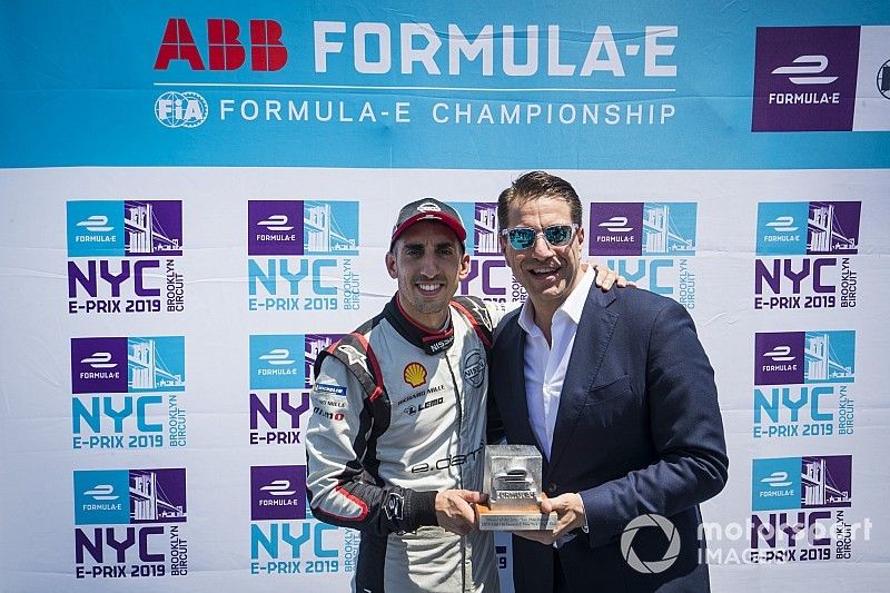 Sébastien Buemi, Nissan e.Dams obtiene el premio a la pole position de Marco Parroni, Director de patrocinio global, Director general SA Julius Baer