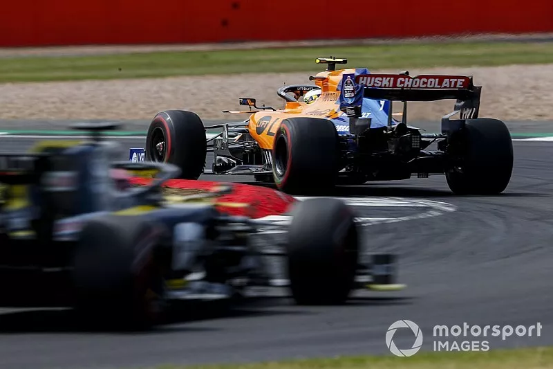Lando Norris, McLaren MCL34, voor Daniel Ricciardo, Renault F1 Team R.S.19