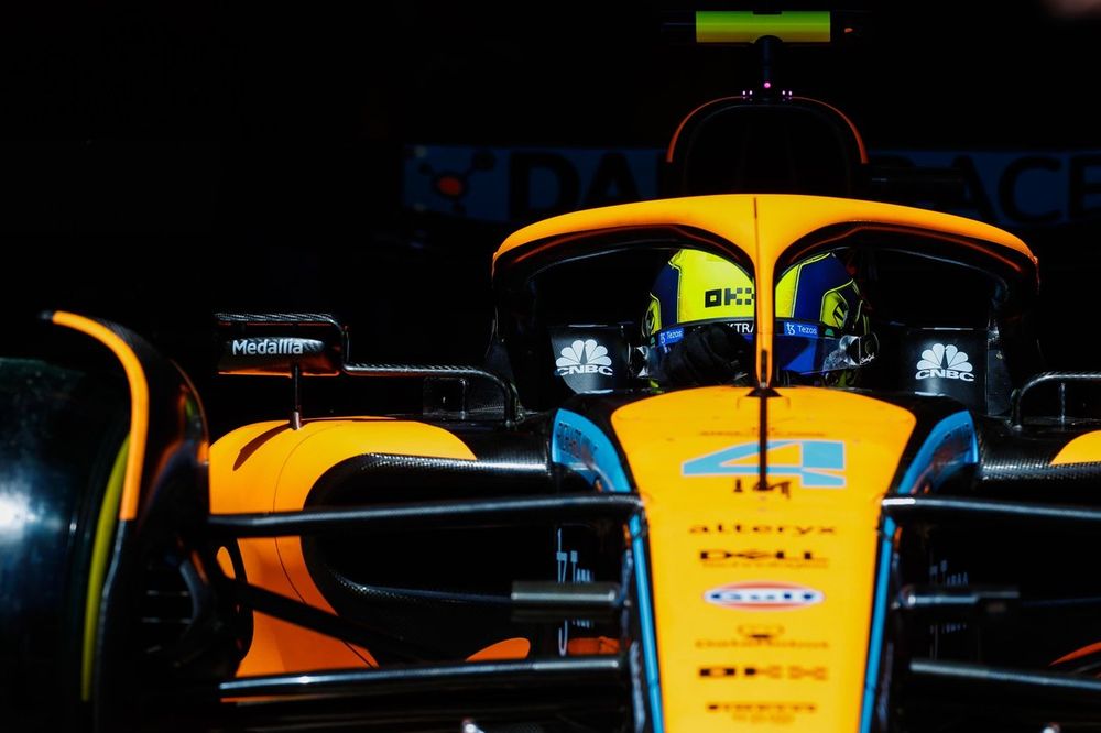 Lando Norris, McLaren MCL36, sale del garaje