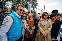 La F&oacute;rmula E cambi&oacute; su vestimenta en Par&iacute;s por los 'chalecos amarillos'