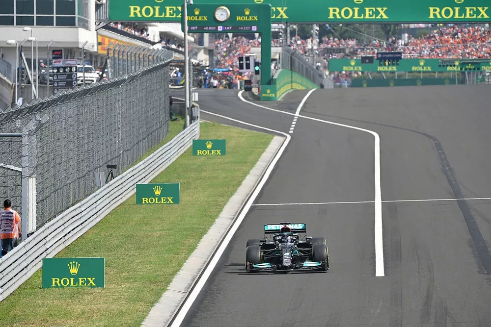 Lewis Hamilton, Mercedes W12, sale de pits