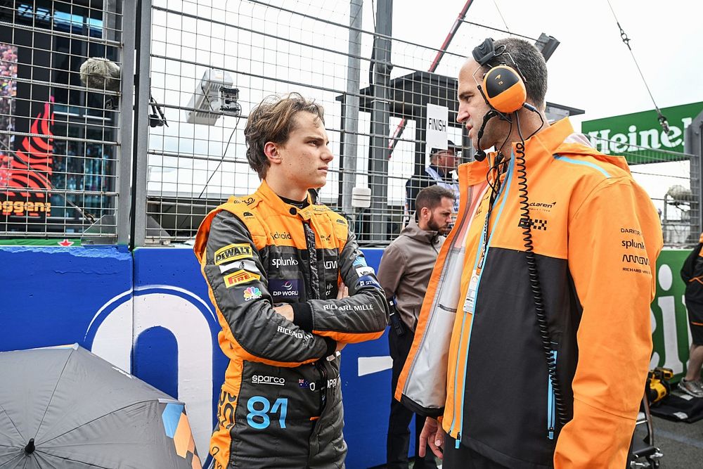 Oscar Piastri, McLaren, en la parrilla con su ingeniero