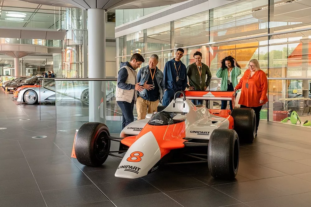 (c)_GetYourGuide_McLaren-BCS-4383-PR-5-300dpi