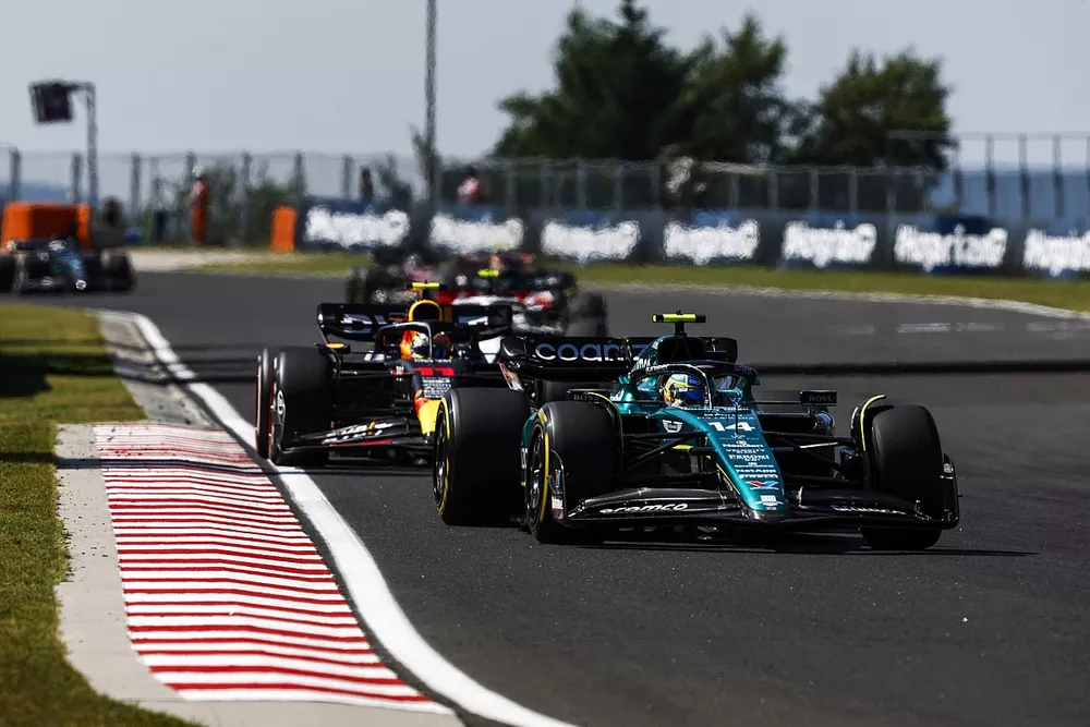 Fernando Alonso, Aston Martin AMR23, Sergio Perez, Red Bull Racing RB19