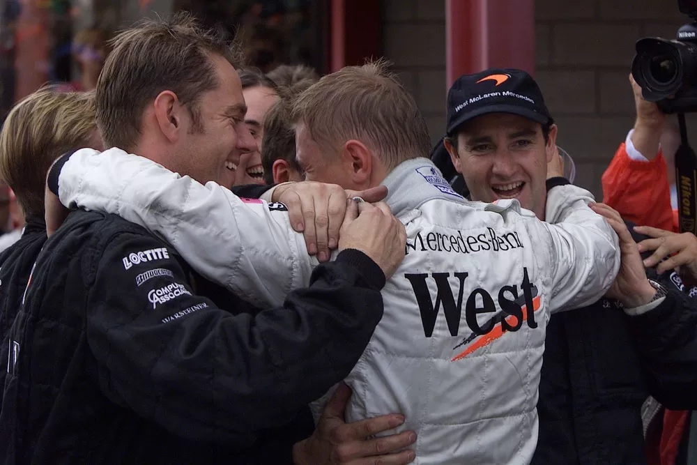 Mika Hakkinen celebra con su equipo su victoria en el GP de Bélgica de F1 2000