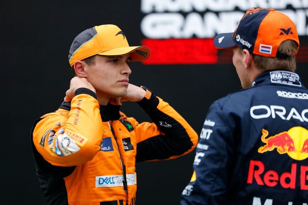 Ganador de la pole Lando Norris, McLaren F1 Team, Max Verstappen, Red Bull Racing, en Parc Ferme