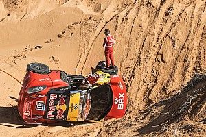 Galería: las impactantes imágenes del vuelco de Loeb en el Dakar 2023
