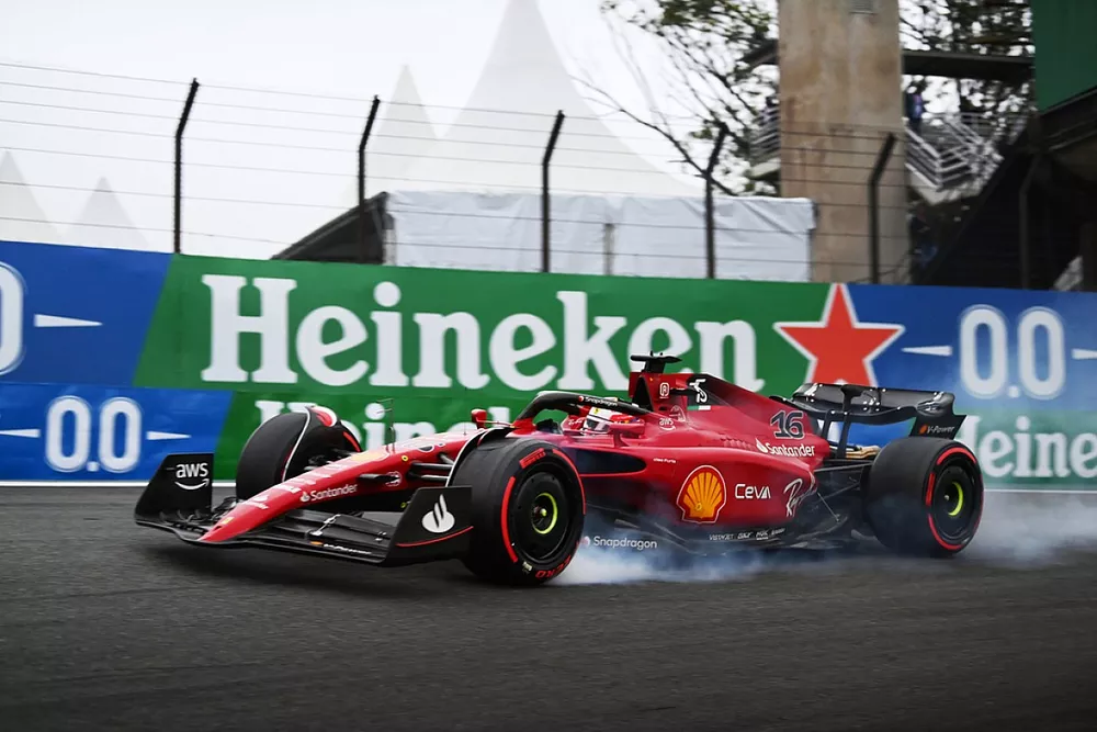 Charles Leclerc, Ferrari F1-75, locks up