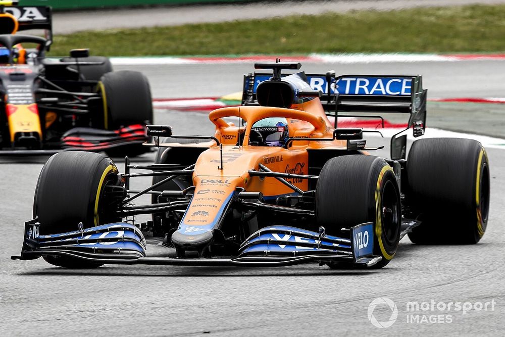 Daniel Ricciardo, McLaren MCL35M, Sergio Perez, Red Bull Racing RB16B