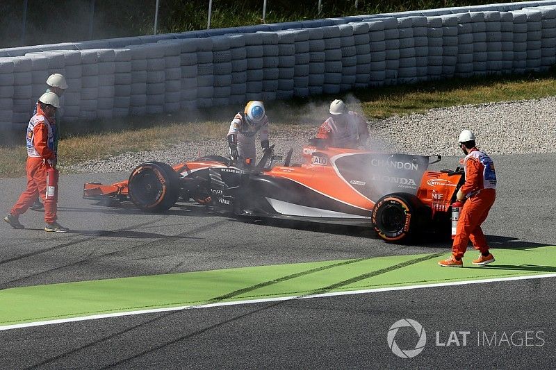 Fernando Alonso, McLaren MCL32 stops on track in FP1