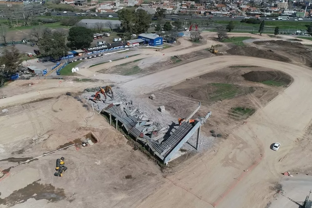 La demolici&oacute;n de la tribuna de la horqiulla en el Aut&oacute;dromo de Buenos Aires.