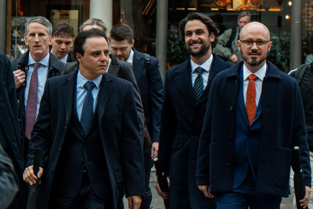 Felipe Massa e seu irm&atilde;o e empres&aacute;rio Dudu Massa chegam &agrave; Corte Inglesa, acompanhados pelos advogados Bernardo Viana, Nick de Marco, Kendrah Potts, Rowan Senett, Luke Duggan, Jeffrey Sullivan e Callum Nichols.
