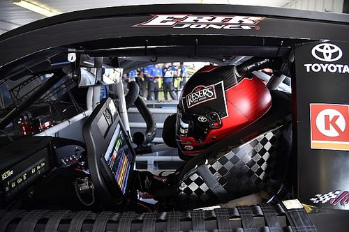 Erik Jones lidera una acortada primera práctica de sábado en Michigan