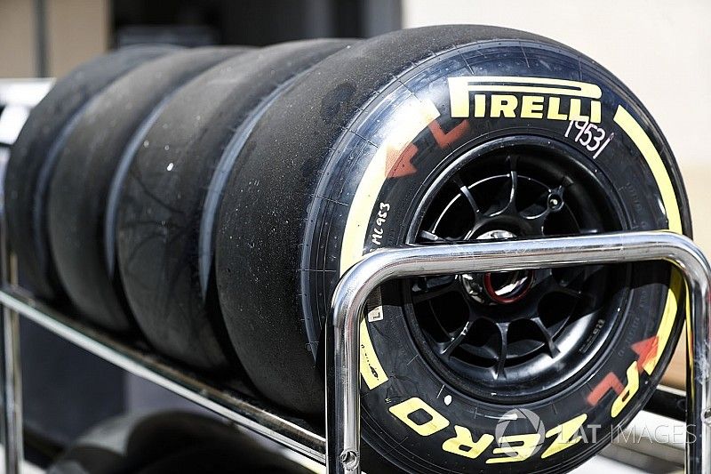 Neumáticos Pirelli en un rack