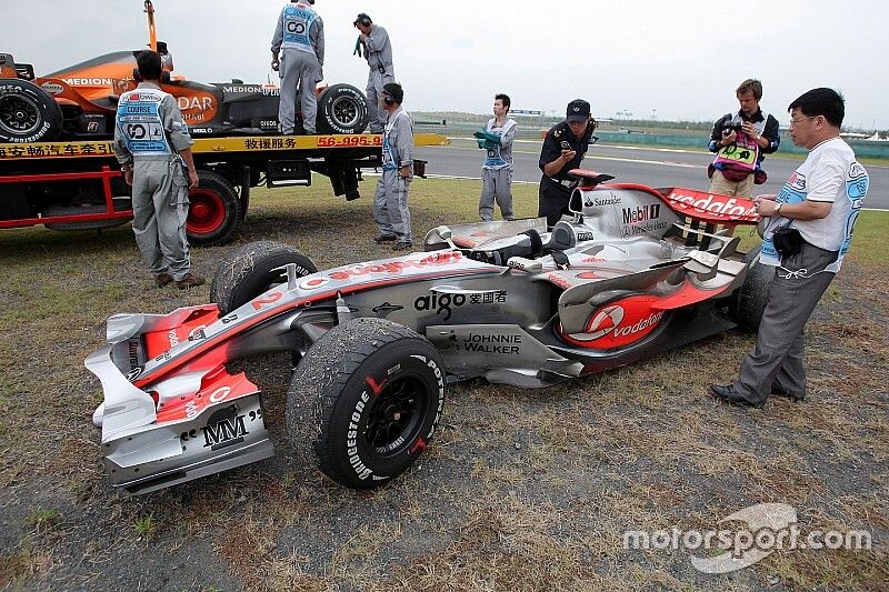 El coche de Lewis Hamilton, McLaren Mercedes MP4 / 22 después de retirarse de la carrera