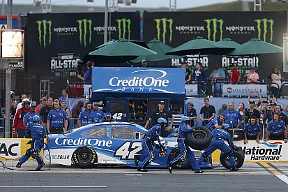 Как проходят самые отчаянные пит-стопы NASCAR: видео