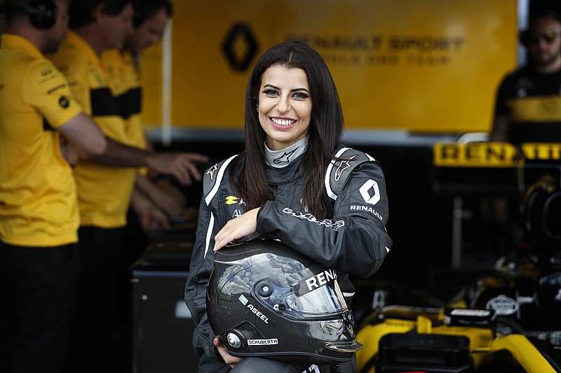 Renault, Suudi Arabistan'daki yasa değişikliğini F1 sürüşüyle onurlandırdı