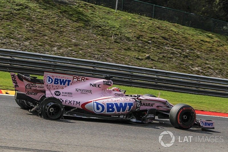 Sergio P&eacute;rez, Sahara Force India VJM10, con un neum&aacute;tico trasero da&ntilde;ado