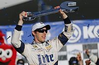Keselowski supera adversidades y gana en Las Vegas