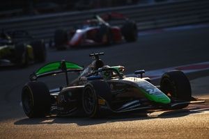 F2 test Abu Dhabi: Durksen como el mejor latino en el día 1 en el debut de Montoya