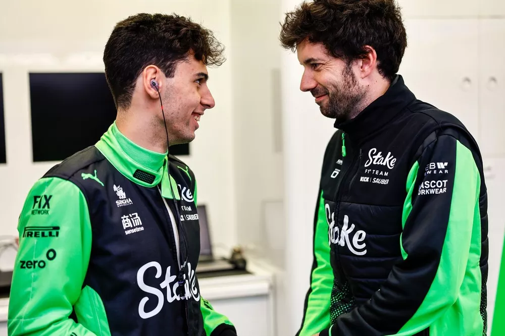 Gabriel Bortoleto, Kick Sauber C45, Jose Manuel Lopez Garcia, engenheiro de corrida da Stake F1 Team