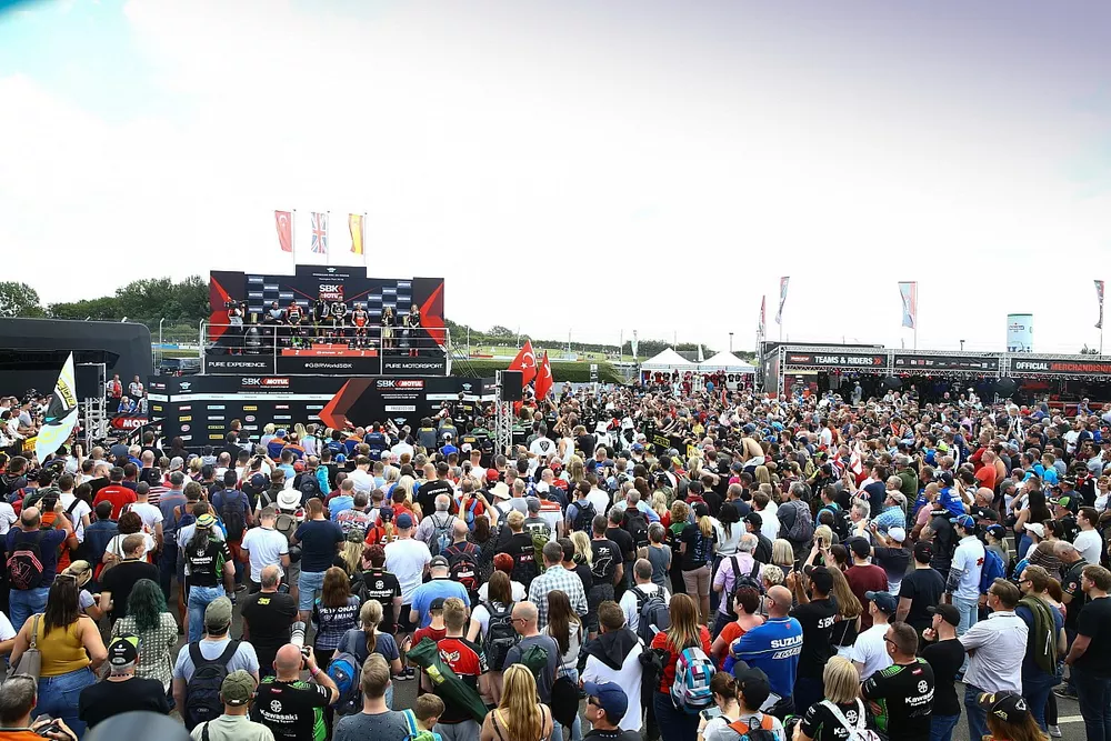 Podium, Fans