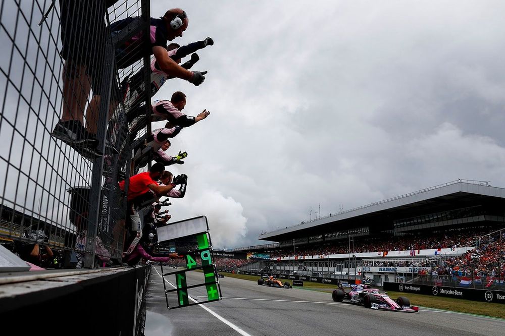 Los mec&aacute;nicos de Racing Point celebran que Lance Stroll, Racing Point RP19, termina en 4&ordf; posici&oacute;n