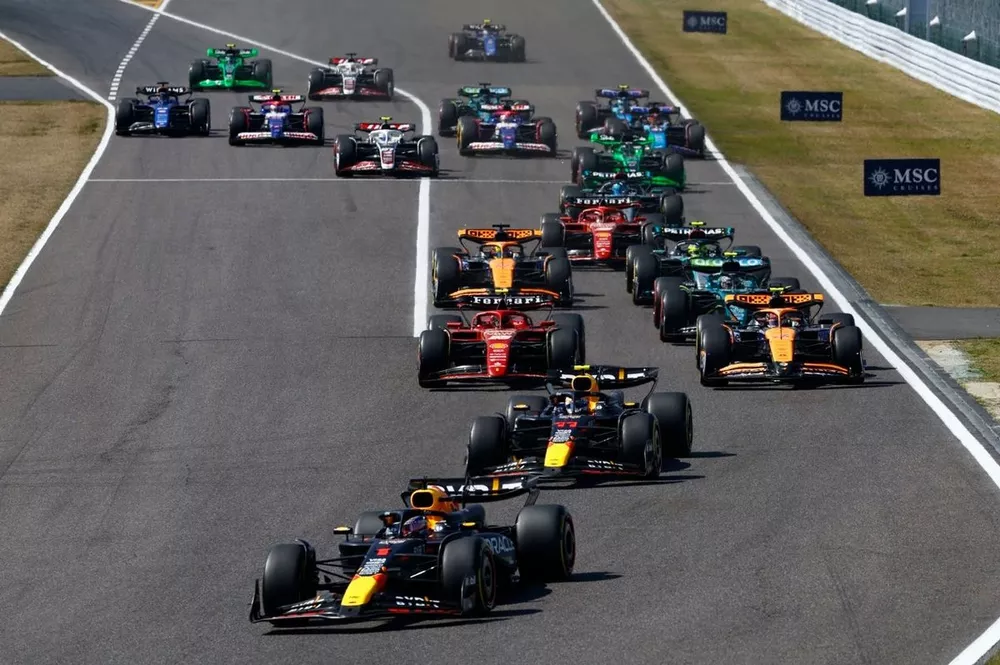Max Verstappen, Red Bull Racing RB20, Sergio Perez, Red Bull Racing RB20, Lando Norris, McLaren MCL38, Carlos Sainz, Ferrari SF-24, Fernando Alonso, Aston Martin AMR24, et le reste du peloton au d&eacute;part
