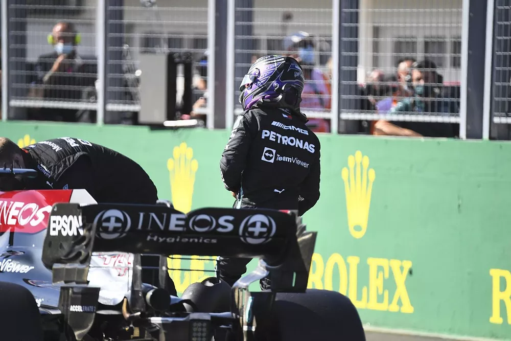 Ganador de la pole, Lewis Hamilton, de Mercedes, en la parrilla