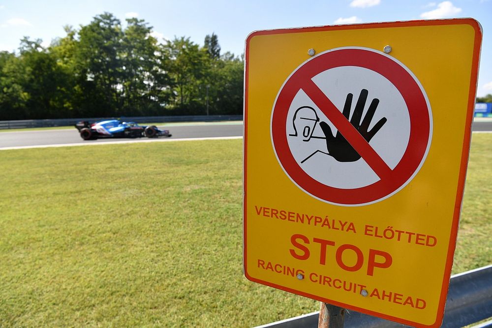 Esteban Ocon, Alpine A521, pasa por una se&ntilde;al al lado de la pista