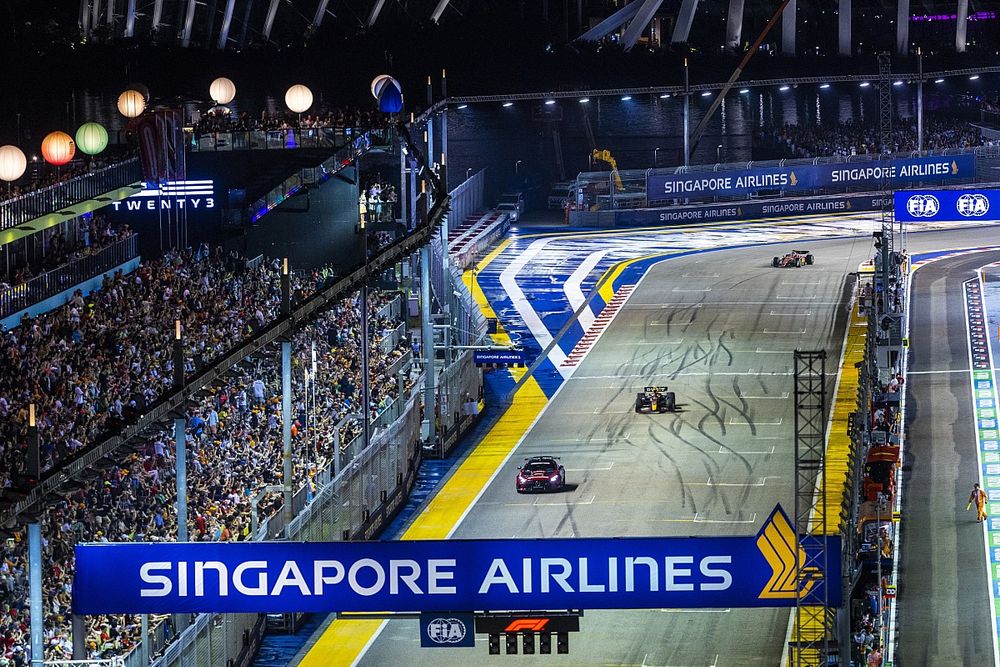 El Safety Car y Sergio Pérez, Red Bull Racing RB18, Charles Leclerc, Ferrari F1-75