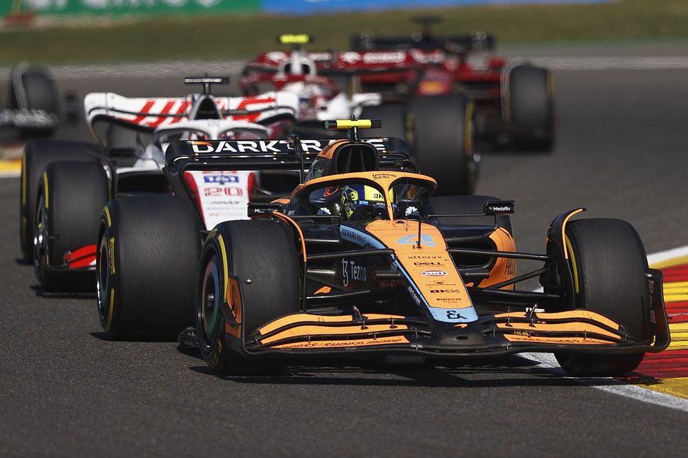 Lando Norris, McLaren MCL36, Kevin Magnussen, Haas VF-22