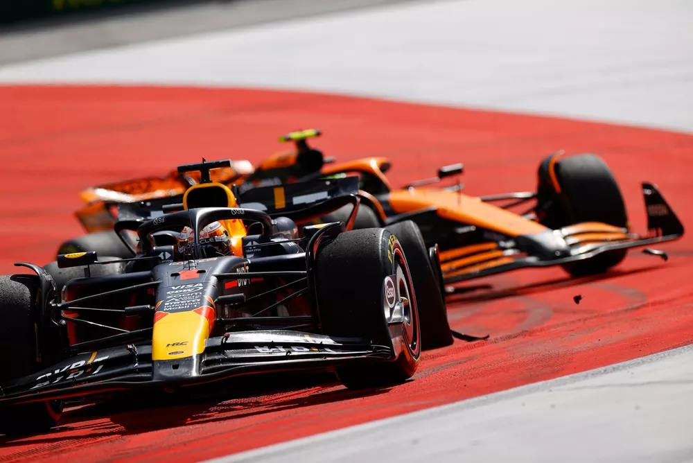 Max Verstappen, Red Bull Racing RB20, devant Lando Norris, McLaren MCL38, apr&egrave;s leur accrochage