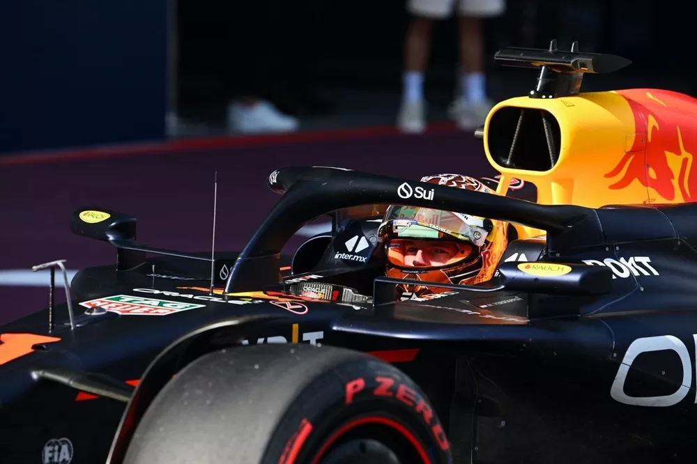 Le poleman Max Verstappen, Red Bull Racing RB20, arrive dans le parc ferm&eacute;