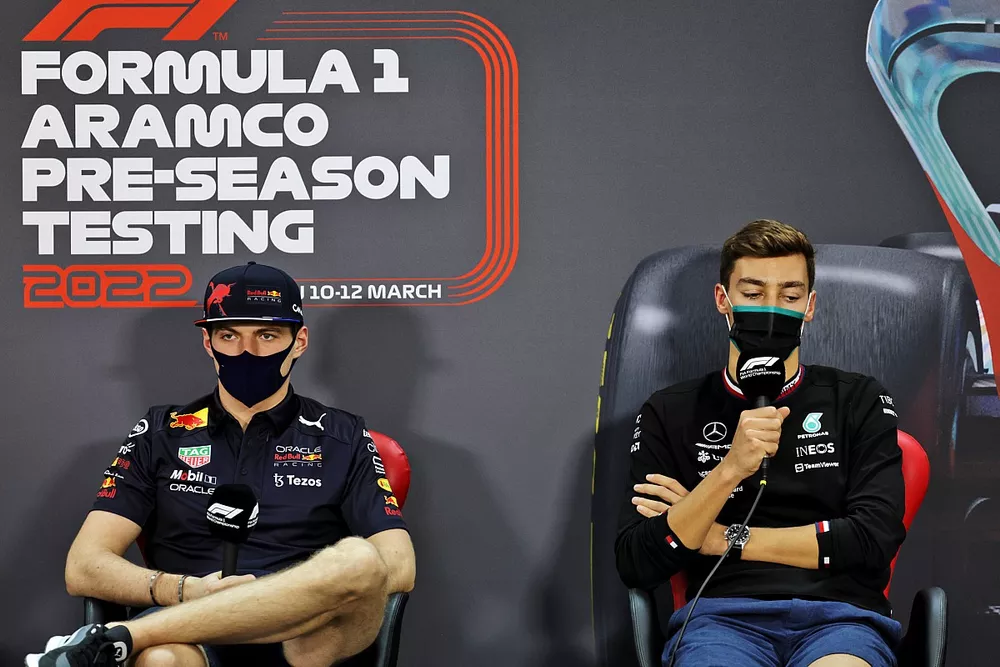 Max Verstappen, Red Bull Racing, George Russell, Mercedes-AMG, en la rueda de prensa